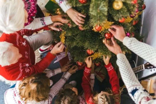 Familie der pynter juletræ